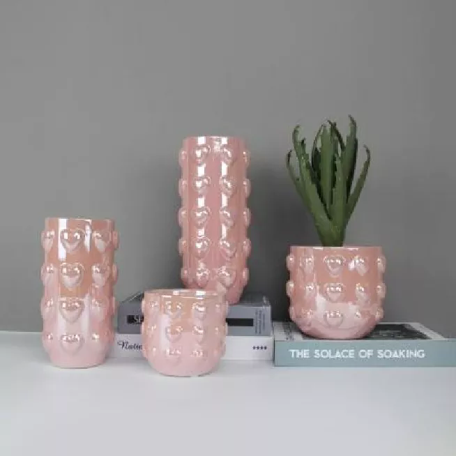 Ano ang gumagawa ng pandekorasyon na mga ceramic vases na walang tiyak na oras na pagpipilian para sa panloob na disenyo?