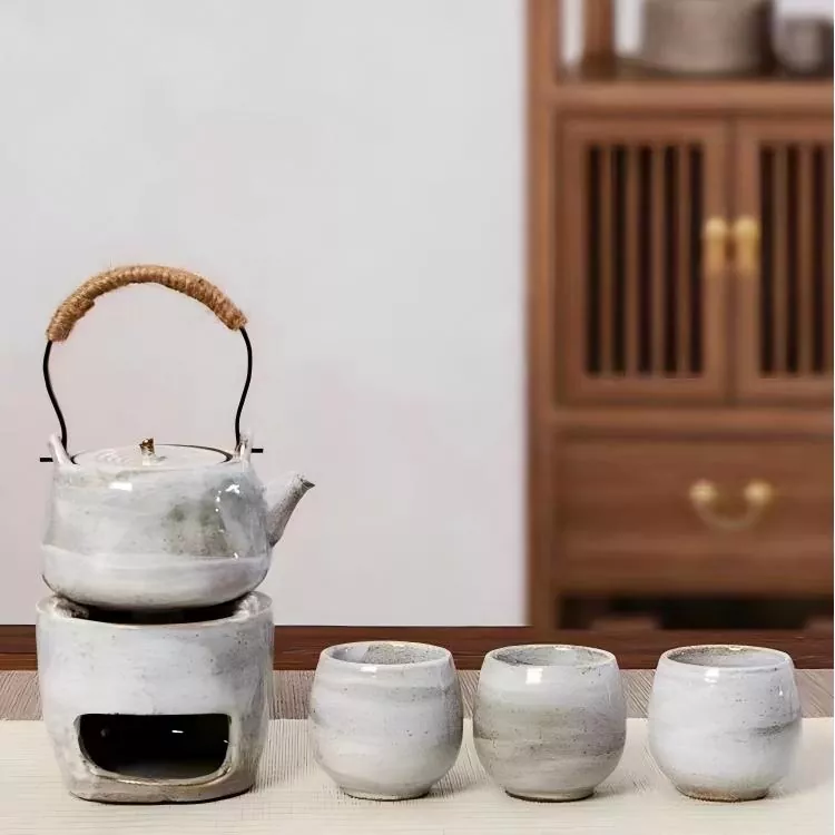 Tradisyunal na Tea Cup Set na May Teapot
