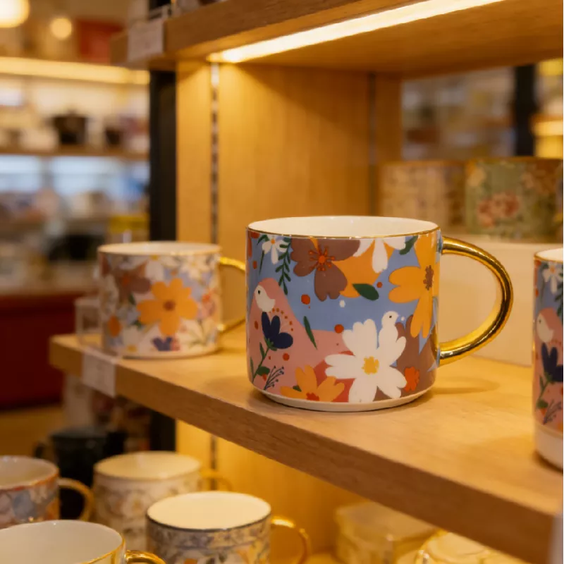 Vibrant Floral Ceramic Mug na may Gold Trim Vibrant Floral Ceramic Mug na may Gold Trim