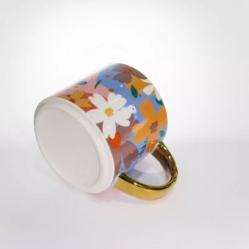 Vibrant Floral Ceramic Mug na may Gold Trim